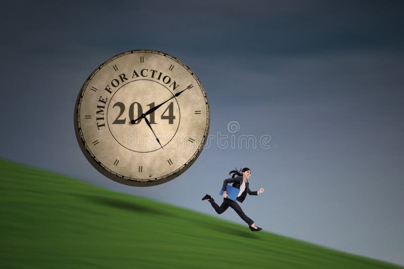 Onderneemster die met een klok lopen openlucht royalty-vrije stock afbeeldingen Onderneemster die met een klok lopen openlucht royalty-vrije stock afbeeldingen