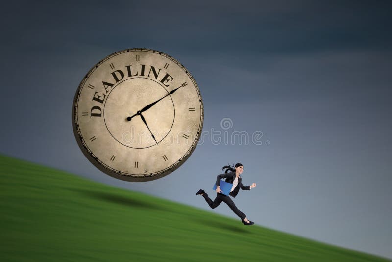 Onderneemster die met grote uiterste termijnklok lopen stock afbeelding Onderneemster die met grote uiterste termijnklok lopen stock afbeelding