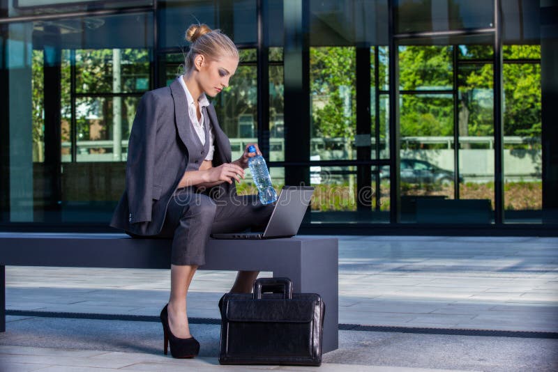 Onderneemster die met openlucht laptop werken royalty-vrije stock fotografie Onderneemster die met openlucht laptop werken royalty-vrije stock fotografie