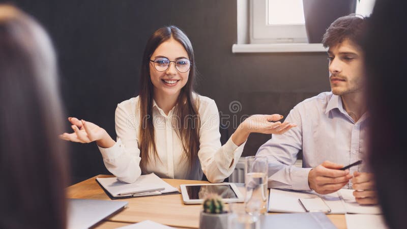 Onderneemster die nieuwe ideeën verklaren aan collega's op vergadering royalty-vrije stock fotografie Onderneemster die nieuwe ideeën verklaren aan collega's op vergadering royalty-vrije stock fotografie