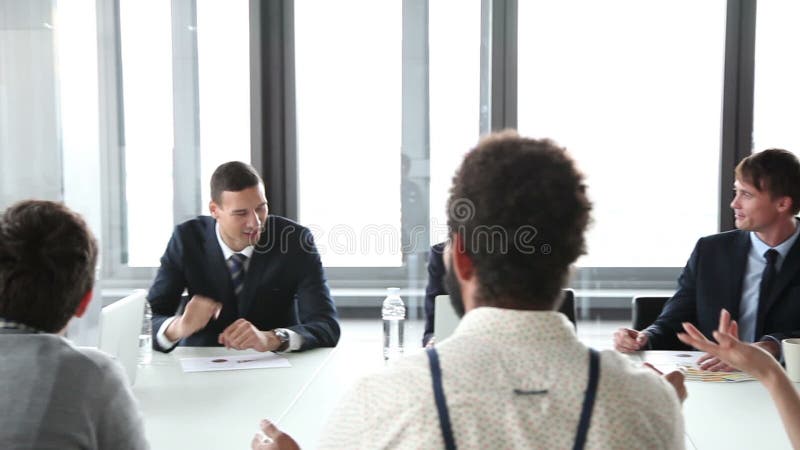 Onderneemster die presentatie geven, coleaguess zitting bij lijst en het slaan