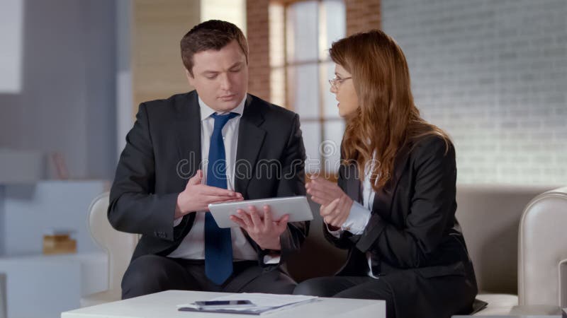 Onderneemster die startstrategie bespreken met CEO, die project op tablet tonen royalty-vrije stock afbeelding Onderneemster die startstrategie bespreken met CEO, die project op tablet tonen royalty-vrije stock afbeelding