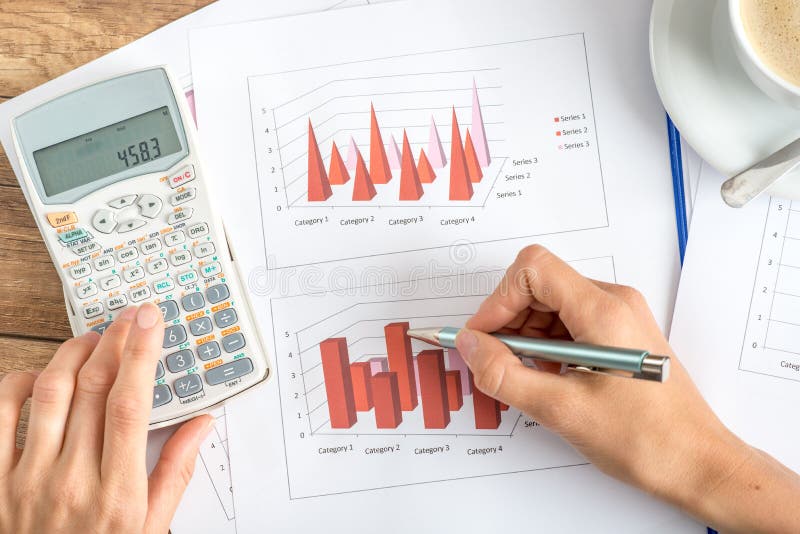 Onderneemster die statistische grafieken analyseren royalty-vrije stock foto's Onderneemster die statistische grafieken analyseren royalty-vrije stock foto's