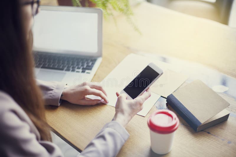 Onderneemster die telefoon met behulp van terwijl het zitten in zijn bureau met houten lijst Lege ruimte voor lay-out stock fotografie Onderneemster die telefoon met behulp van terwijl het zitten in zijn bureau met houten lijst Lege ruimte voor lay-out stock fotografie