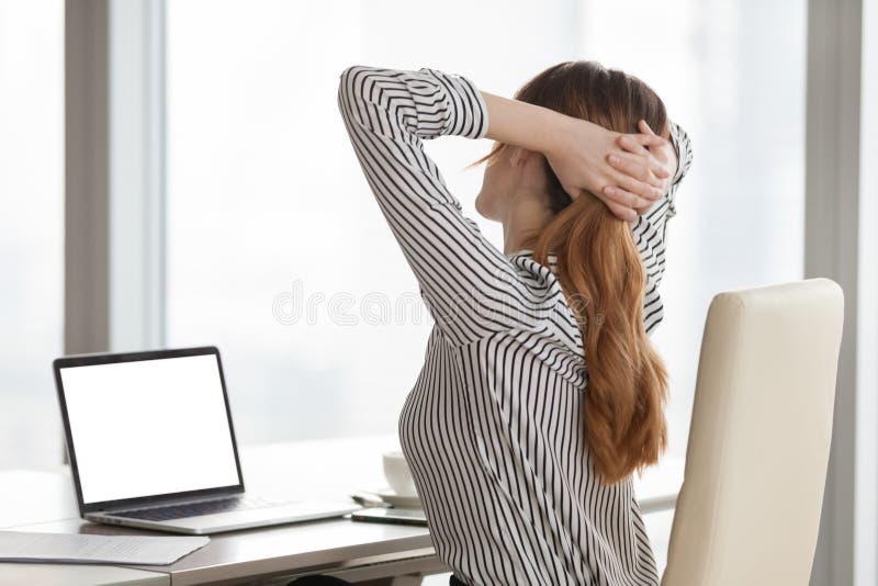Onderneemster het uitrekken zich als voorzitter vermoeide na het lange werk bij lapto royalty-vrije stock foto's Onderneemster het uitrekken zich als voorzitter vermoeide na het lange werk bij lapto royalty-vrije stock foto's