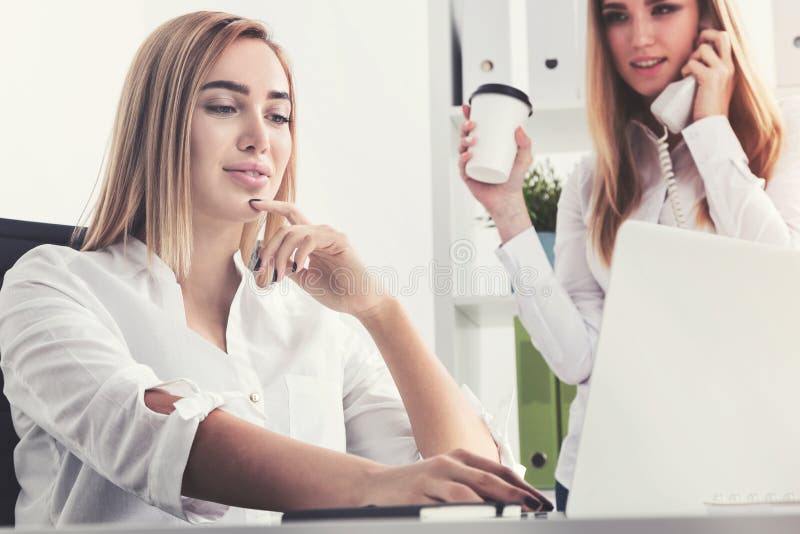 Onderneemster met koffie en haar collega stock foto's Onderneemster met koffie en haar collega stock foto's