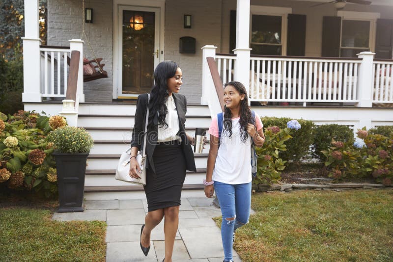 Onderneemster Mother Walking Daughter aan School op Manier te werken royalty-vrije stock afbeeldingen Onderneemster Mother Walking Daughter aan School op Manier te werken royalty-vrije stock afbeeldingen