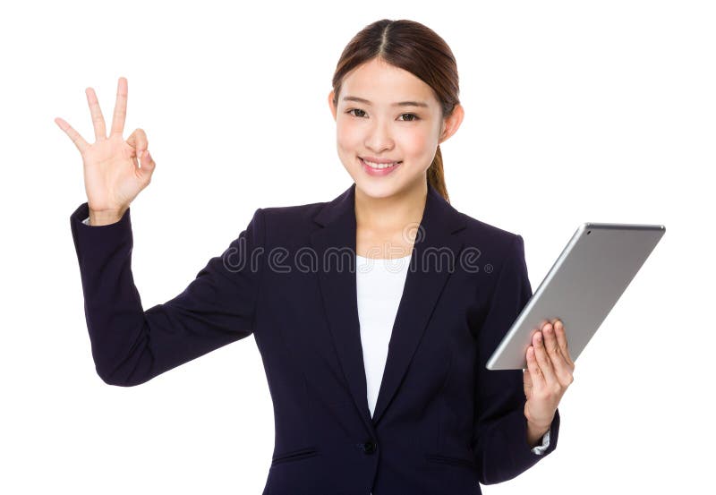 Onderneemster O.K. gebaar met de tablet stock fotografie Onderneemster O.K. gebaar met de tablet stock fotografie