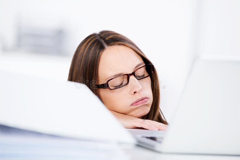 Onderneemster Sleeping At Desk stock afbeeldingen Onderneemster Sleeping At Desk stock afbeeldingen