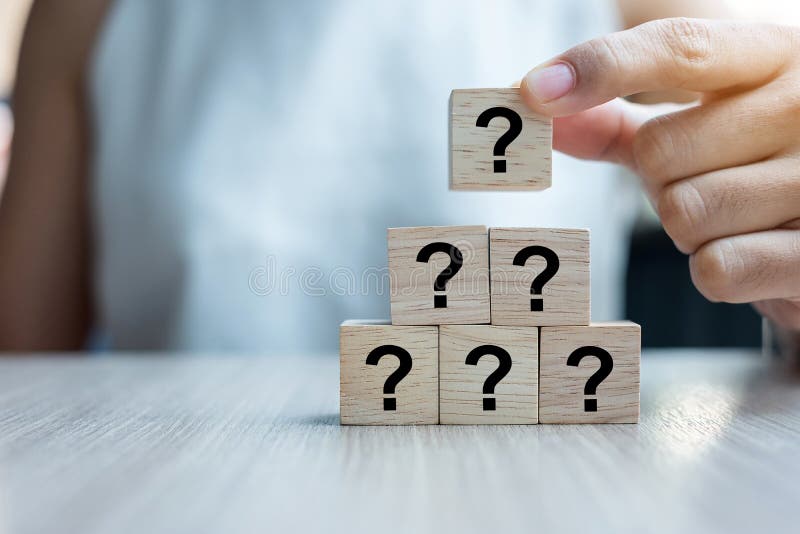 Onderneemsterhand die plaatsen of trekken Vragenteken? woord met houten kubusblok op het gebouw FAQ-gevraagde frequentie royalty-vrije stock fotografie Onderneemsterhand die plaatsen of trekken Vragenteken? woord met houten kubusblok op het gebouw FAQ-gevraagde frequentie royalty-vrije stock fotografie