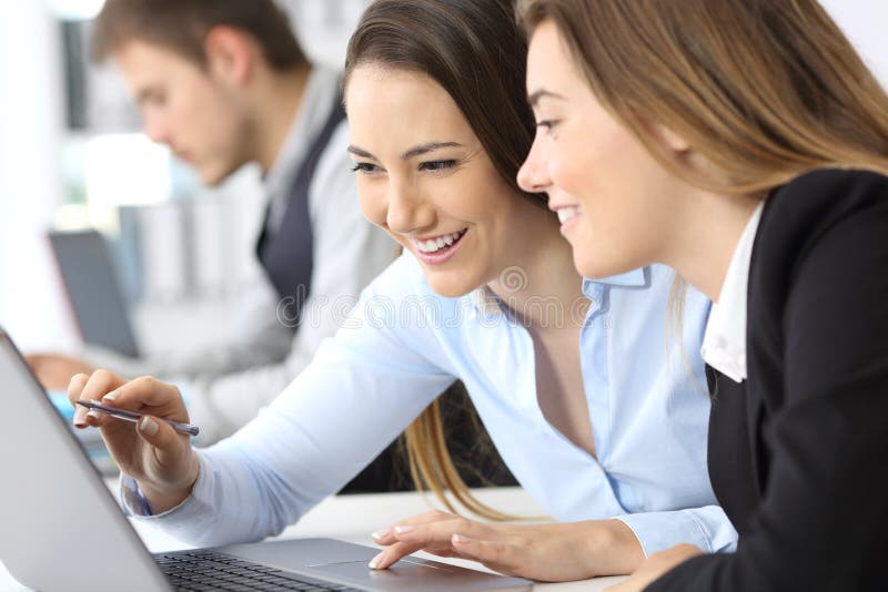 Onderneemsters die samen met laptop werken stock foto's Onderneemsters die samen met laptop werken stock foto's
