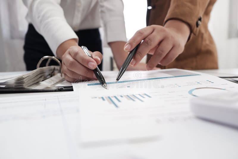 Onderneemsters die in van de de bedrijfs brainstormingsboekhouding van het bureaugroepswerk concept samenwerken stock afbeelding Onderneemsters die in van de de bedrijfs brainstormingsboekhouding van het bureaugroepswerk concept samenwerken stock afbeelding
