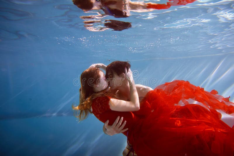 Onderwater in de pool met het zuiverste water Het houden van paar het koesteren Het gevoel van liefde en nabijheid Zachte nadruk