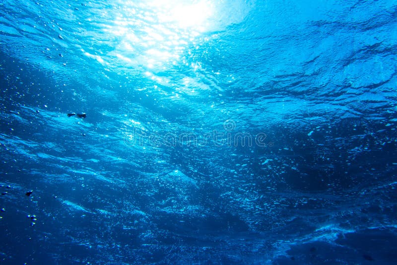 Onderwater diepe blauwe overzeese achtergrond