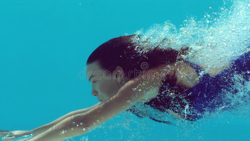 Onderwater zwemmen van de vrouw