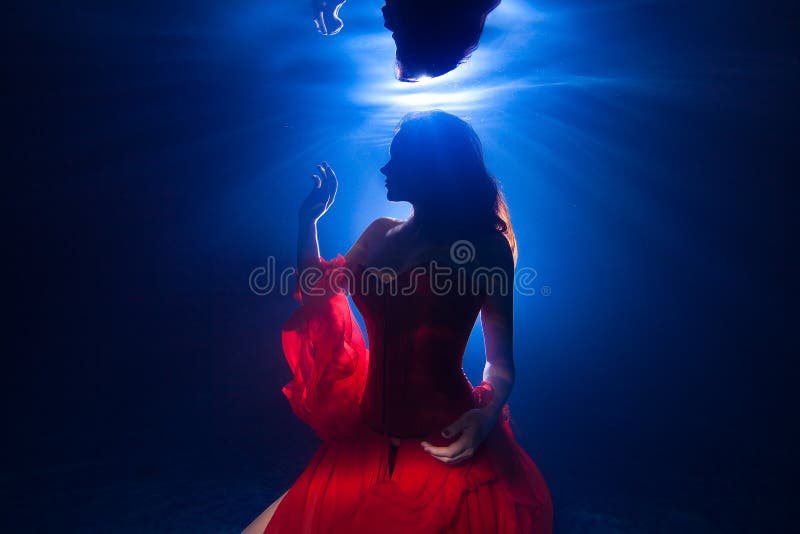 Onderwaterfoto vrij jong meisje met het donkere lange haar dragen stock fotografie Onderwaterfoto vrij jong meisje met het donkere lange haar dragen stock fotografie