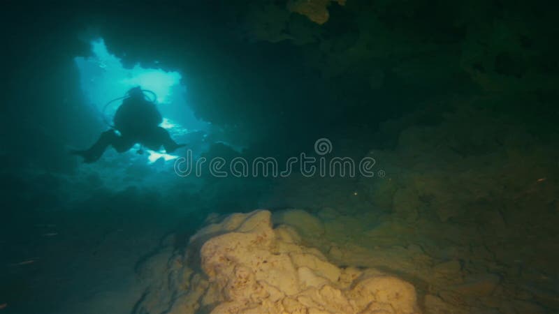 Onderwatergroef duikende scuba duiken in onderwaterzeekust of afvlaag in diepe blauwe zee