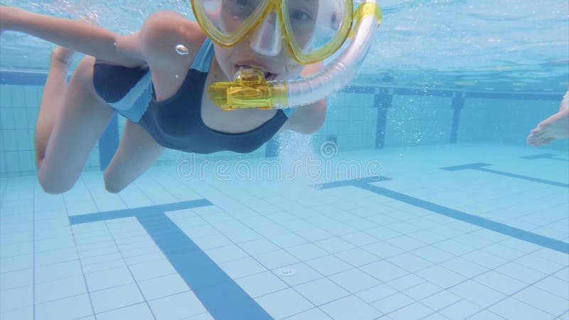 Onderwaterkinderen in aquapark stock videobeelden
