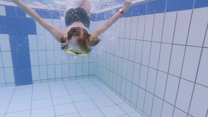 Onderwatermeisje in aquapark stock videobeelden