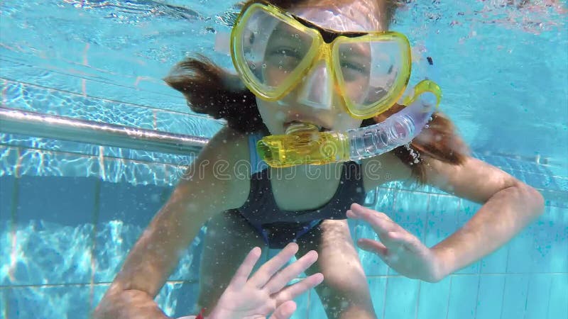 Onderwatermeisje in aquapark stock video