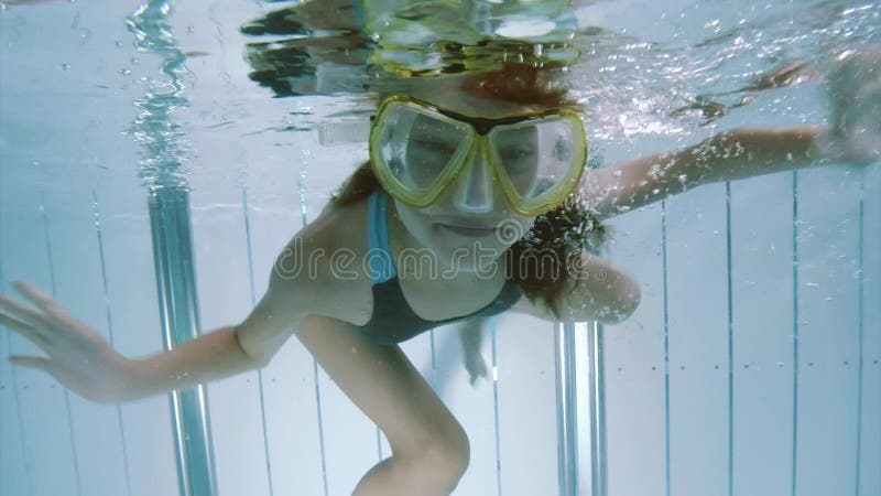 Onderwatermeisje in aquapark stock video