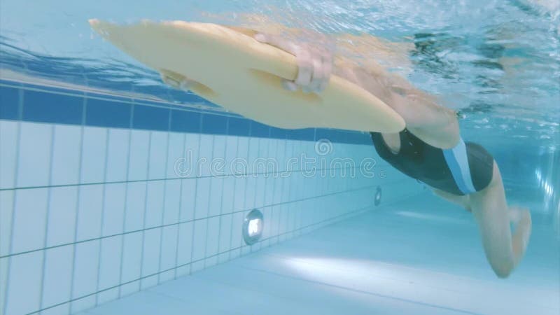 Onderwatermeisje in aquapark stock video