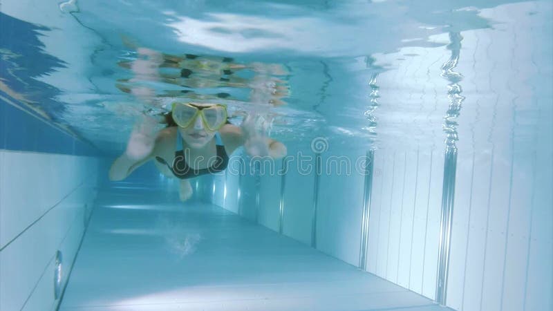 Onderwatermeisje in aquapark stock videobeelden