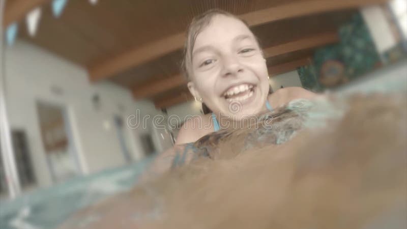 Onderwatermeisje in aquapark stock video