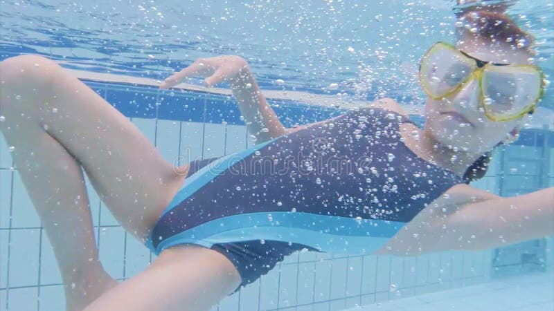 Onderwatermeisje in aquapark stock video