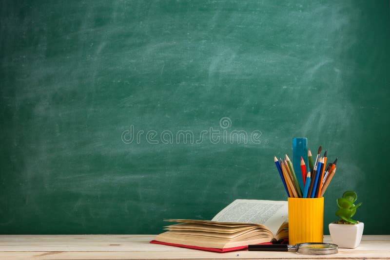 Onderwijs en lezingsconcept - groep kleurrijke boeken op de houten lijst in het klaslokaal, bordachtergrond royalty-vrije stock afbeelding Onderwijs en lezingsconcept - groep kleurrijke boeken op de houten lijst in het klaslokaal, bordachtergrond royalty-vrije stock afbeelding