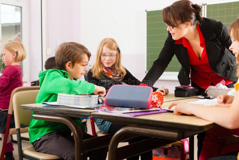 Onderwijs - Leerlingen en leraar die op school leren stock foto Onderwijs - Leerlingen en leraar die op school leren stock foto