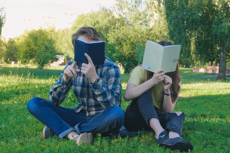 Onderwijs in openlucht Studenten die op het gras zitten stock foto's Onderwijs in openlucht Studenten die op het gras zitten stock foto's