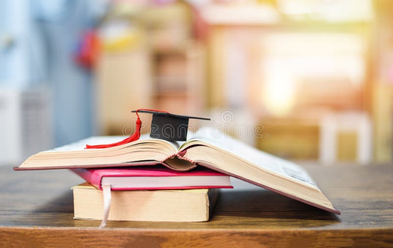 Onderwijsconcept met graduatie GLB op een boek op de houten lijst royalty-vrije stock fotografie Onderwijsconcept met graduatie GLB op een boek op de houten lijst royalty-vrije stock fotografie