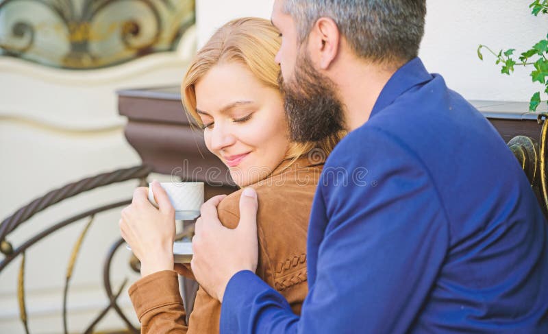 Onderzoek koffie en openbare ruimten Gehuwd mooi paar die samen ontspannen gelukkig samen Paar het terras van de geknuffelkoffie royalty-vrije stock fotografie Onderzoek koffie en openbare ruimten Gehuwd mooi paar die samen ontspannen gelukkig samen Paar het terras van de geknuffelkoffie royalty-vrije stock fotografie