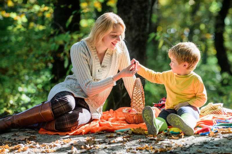 Onderzoek samen aard Mamma en jong geitjejongen die terwijl wandeling in bosfamiliepicknick ontspannen Moeder mooie vrouw en wein stock afbeeldingen Onderzoek samen aard Mamma en jong geitjejongen die terwijl wandeling in bosfamiliepicknick ontspannen Moeder mooie vrouw en wein stock afbeeldingen