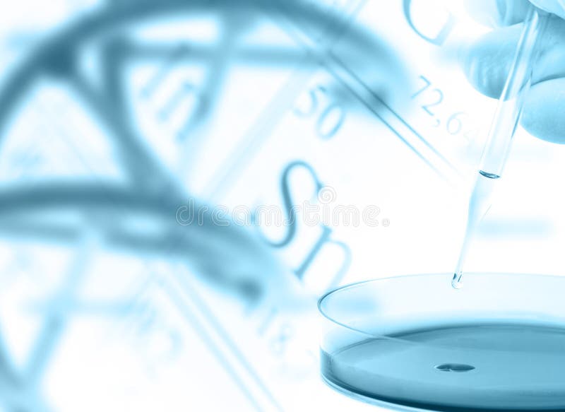 Onderzoeker met petrischaal en DNA-model over periodieke lijst van stock afbeelding Onderzoeker met petrischaal en DNA-model over periodieke lijst van stock afbeelding