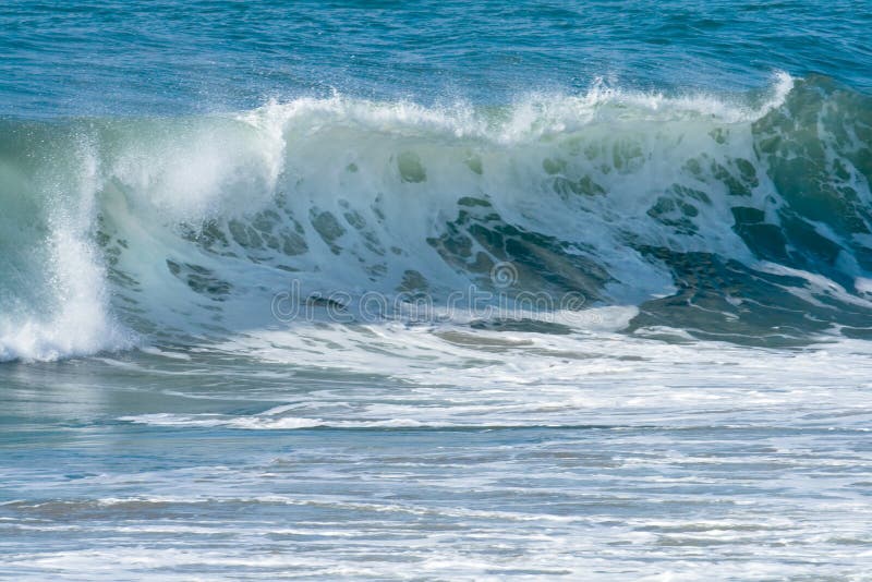 Ondes d'océan et vague déferlante image stock Ondes d'océan et vague déferlante image stock