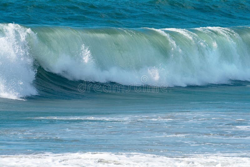 Ondes d'océan et vague déferlante photo stock Ondes d'océan et vague déferlante photo stock