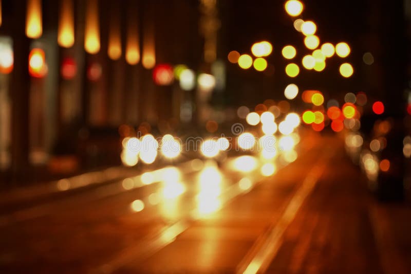 Onduidelijk beeld bokeh van licht op verkeersstraat in donkere bac van de nachtstad stock foto Onduidelijk beeld bokeh van licht op verkeersstraat in donkere bac van de nachtstad stock foto