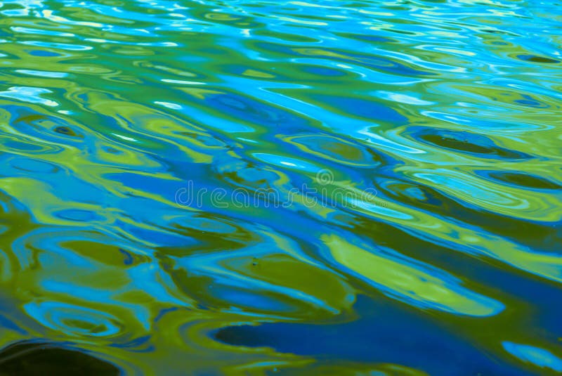 Ondulaciones coloreadas multi vibrantes y ondas del agua con las sombras del azul, de la aguamarina y de verde claro, fondo, extr foto de archivo Ondulaciones coloreadas multi vibrantes y ondas del agua con las sombras del azul, de la aguamarina y de verde claro, fondo, extr foto de archivo