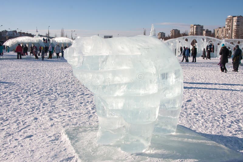 ONDULACIÓN PERMANENTE, Rusia - febrero, 06 2016: una escultura de hielo hermosa fotos de archivo libres de regalías ONDULACIÓN PERMANENTE, Rusia - febrero, 06 2016: una escultura de hielo hermosa fotos de archivo libres de regalías