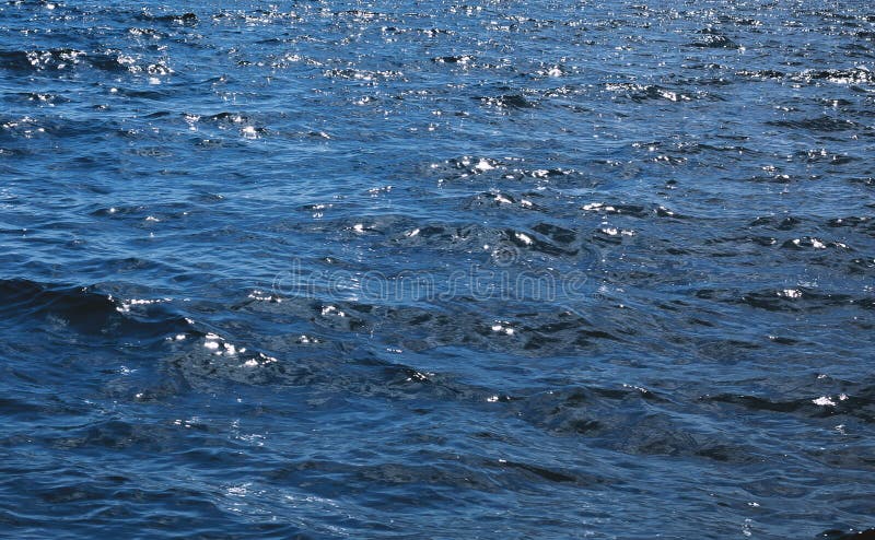 Ondulations de forme de vagues sur la surface de l'eau bleu-foncé photographie stock libre de droits Ondulations de forme de vagues sur la surface de l'eau bleu-foncé photographie stock libre de droits