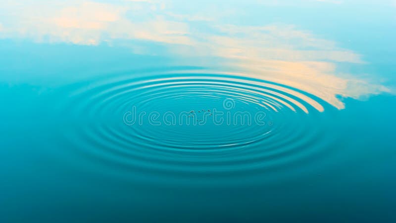 Ondulazioni dell'acqua fotografia stock libera da diritti Ondulazioni dell'acqua fotografia stock libera da diritti