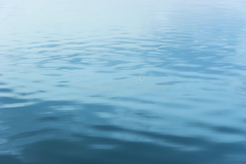 Ondulazioni notturne molli dell'acqua fotografie stock libere da diritti Ondulazioni notturne molli dell'acqua fotografie stock libere da diritti