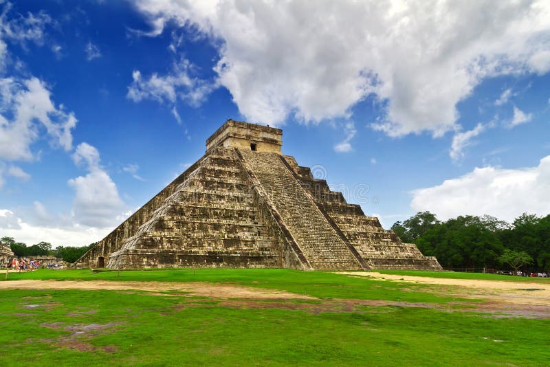 Pyramida v, jeden z 7 nový divy v mexiko.