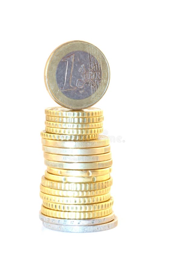 Un Euro su mucchi di monete su sfondo bianco.