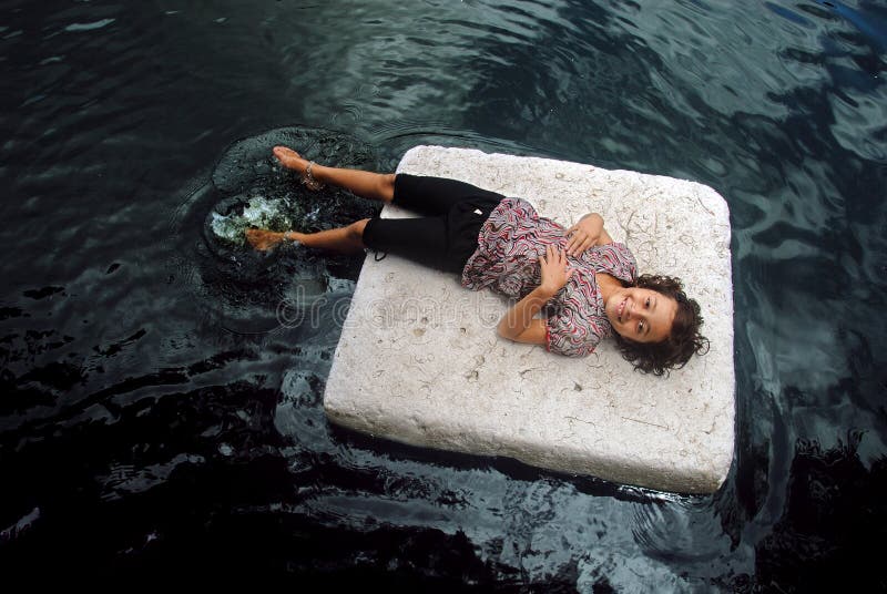 Una bambina vuole ignorare alta temperatura che causa lei sta facendo il divertimento su floating tharmocol a stagno locale.