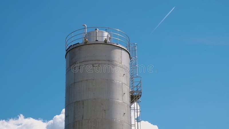 One silo tower op blue sky background. opslag van landbouw of chemicaliën