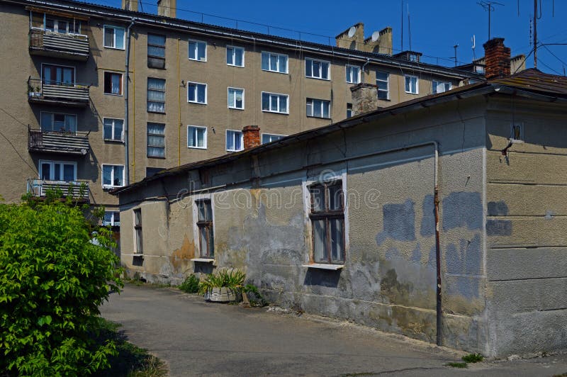 One-storey κτήριο στο υπόβαθρο ένας νέος πέντε-όροφος στοκ εικόνες One-storey κτήριο στο υπόβαθρο ένας νέος πέντε-όροφος στοκ εικόνες