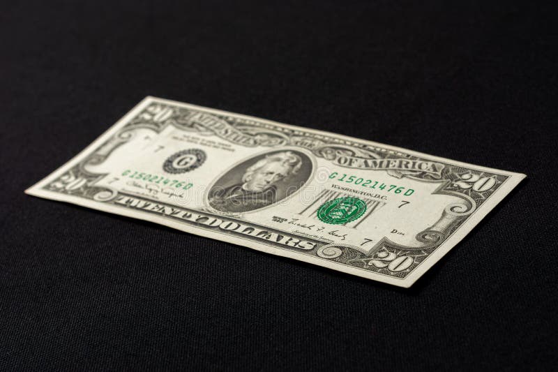 Một tờ tiền trăm xanh Mỹ nằm trên nền đen tạo nên một hình ảnh độc đáo đầy lôi cuốn. Bạn sẽ không thể rời mắt khỏi nó, vì màu sắc tươi sáng của tiền được bao quanh bởi sắc đen bí ẩn của nền. Hãy nhấp chuột để khám phá sự tinh tế và đẳng cấp của tờ tiền trăm đô hoàn toàn cô lập.